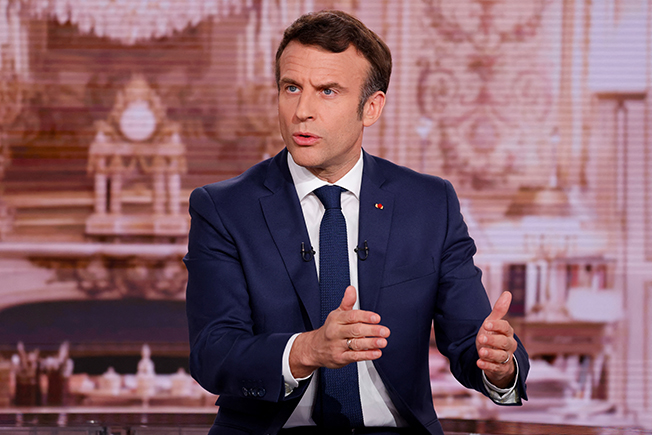 image Macron makes last-minute appeal to voters
