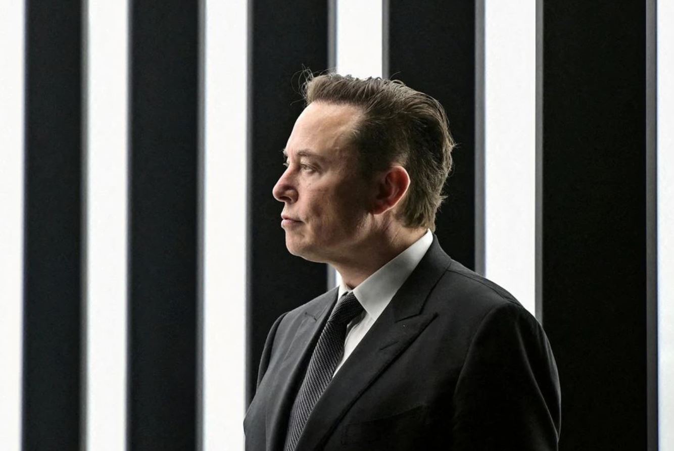 image Musk reverses course, again: he&#8217;s ready to buy Twitter, build &#8216;X&#8217; app