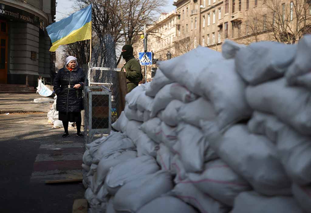 image Missiles hit &#8216;critical infrastructure&#8217; in Odesa, Greek FM heads humanitarian mission