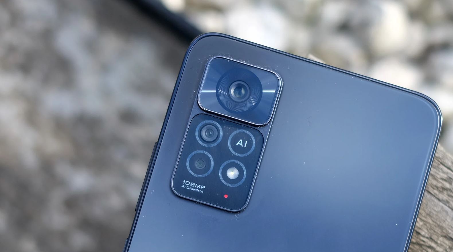 image Smartphone market hit by unfavourable economic conditions