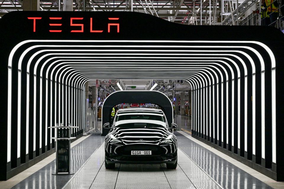 image Tesla loses $126 bln in value amid Musk Twitter deal funding concern
