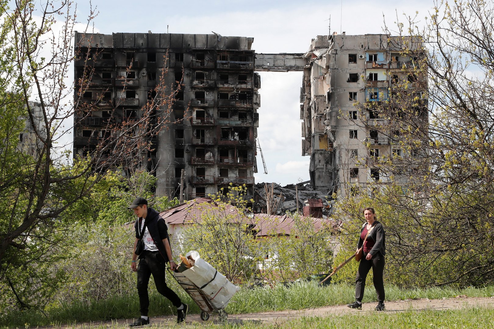 image Ukraine leader appeals for truce to dig out civilians trapped under steel plant