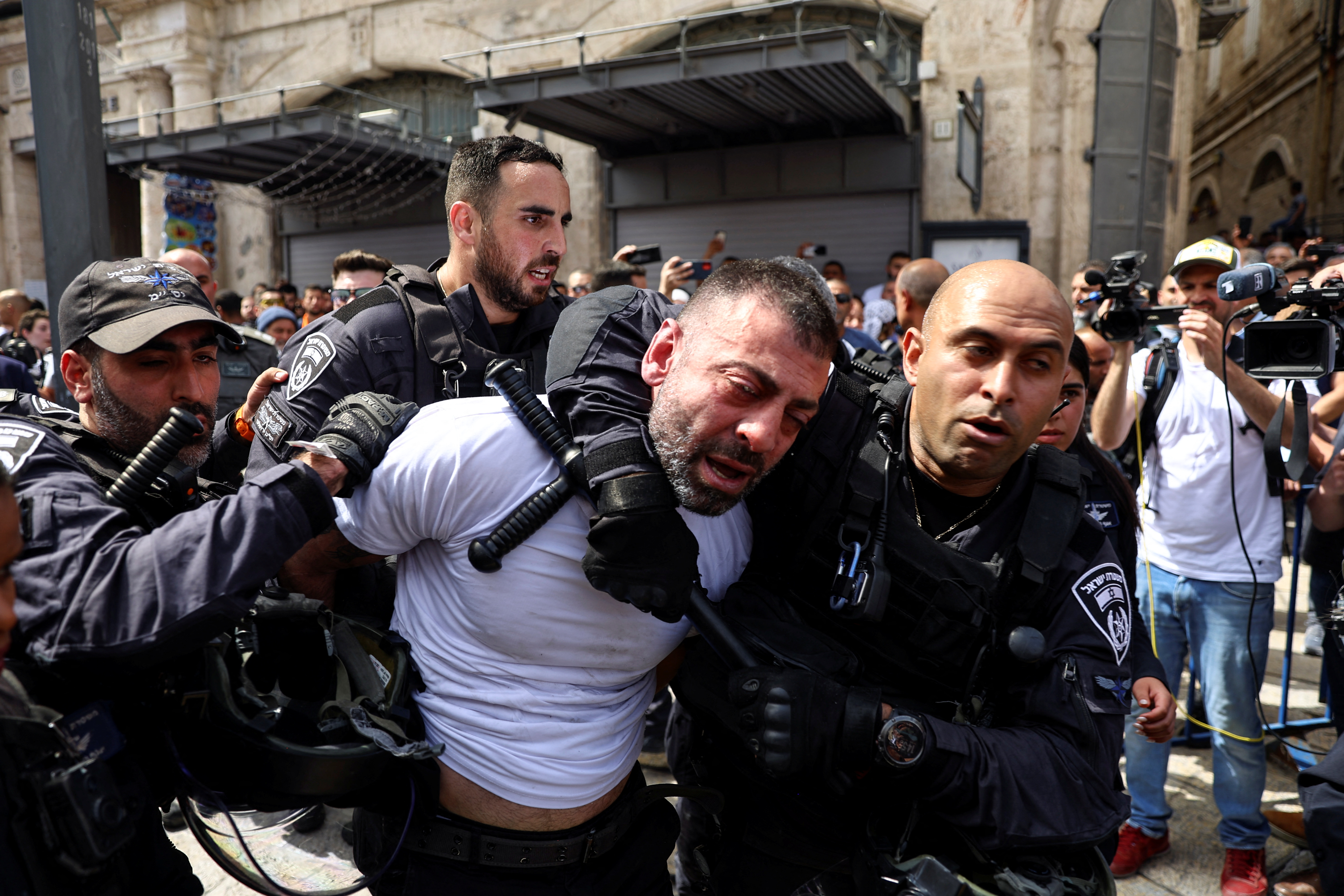 image Israeli police beat mourners at funeral of slain Palestinian journalist