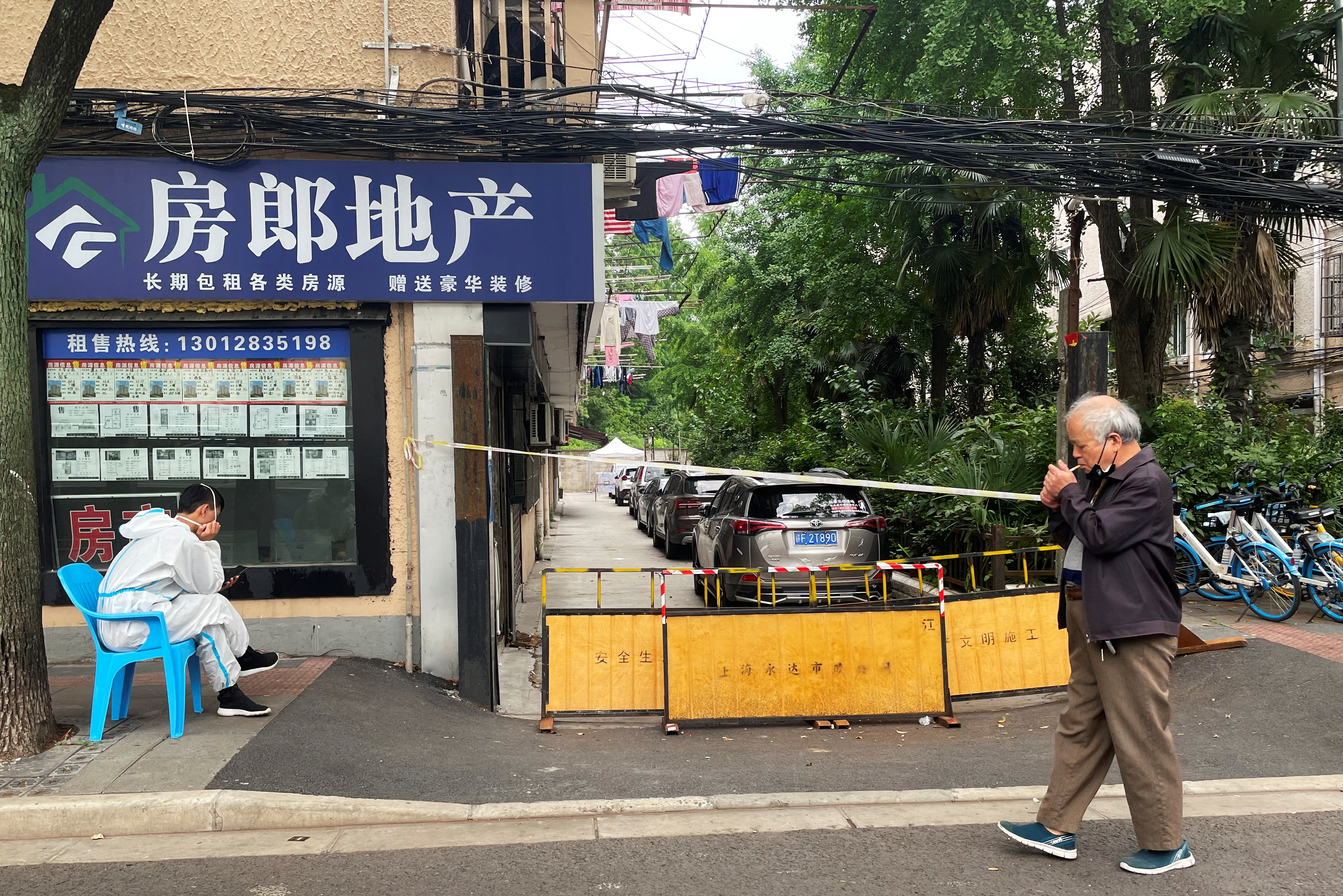 image Shanghai aims to reopen more Covid-shut businesses, Beijing battles on