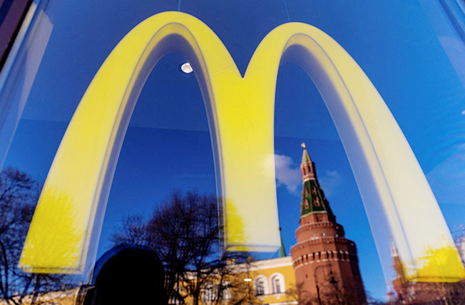 image Russians line up for final Big Mac ahead of McDonald&#8217;s exit