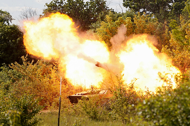 image Russian forces get closer to encircling Ukraine troops in east (Update)