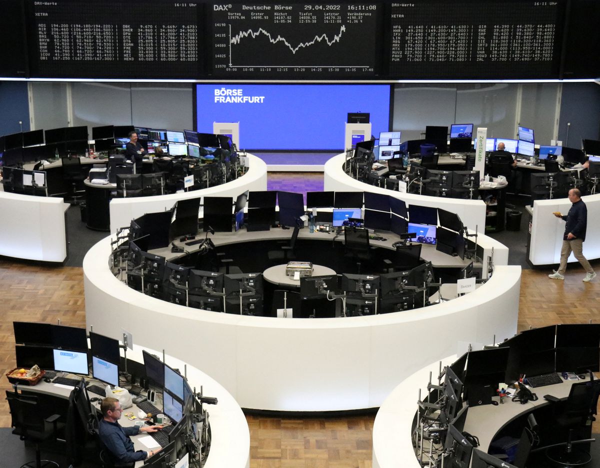 image Brief crash hits European stocks in holiday-thinned trading
