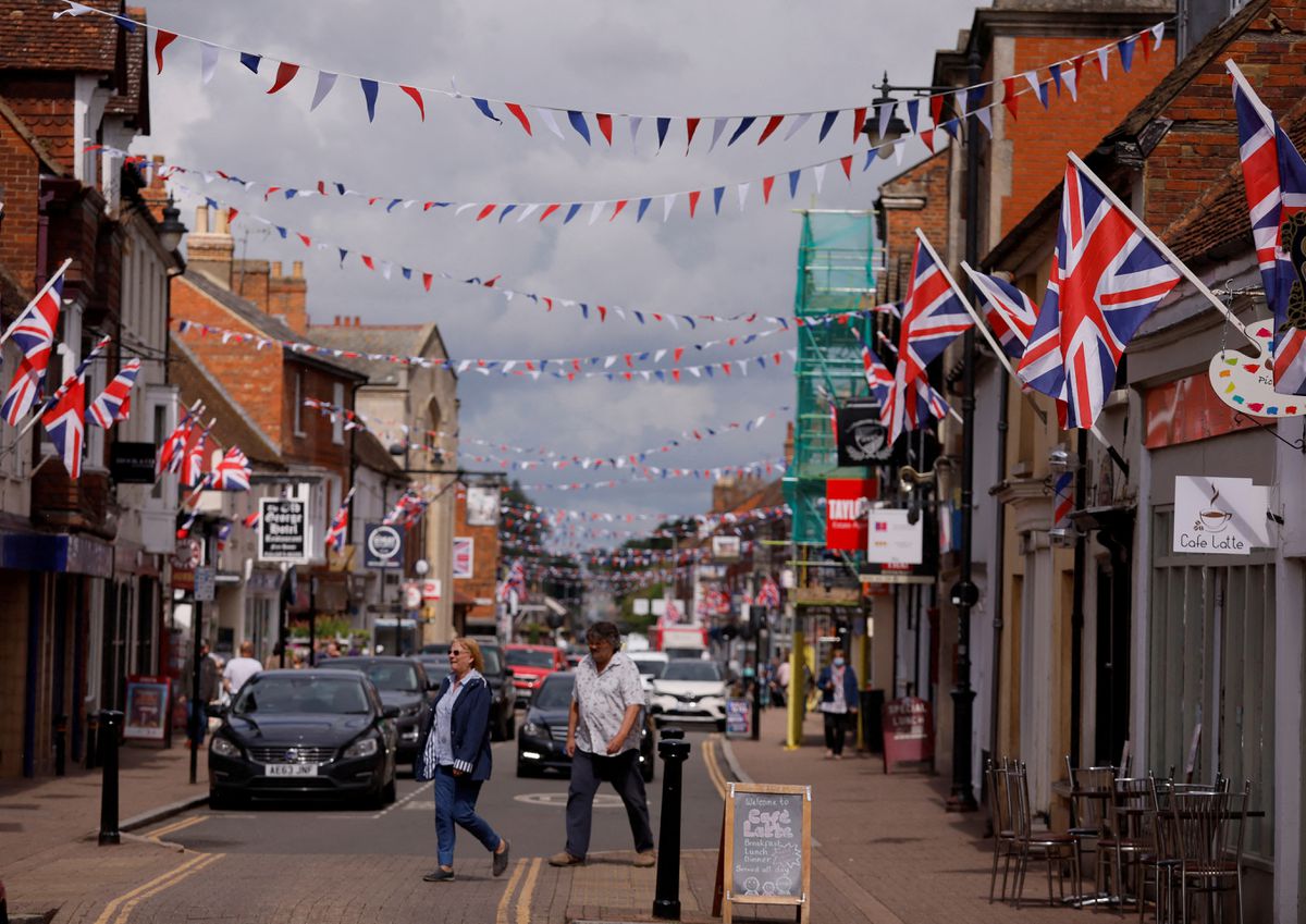 image Booze, burgers and bunting &#8211; UK supermarkets get Platinum Jubilee boost