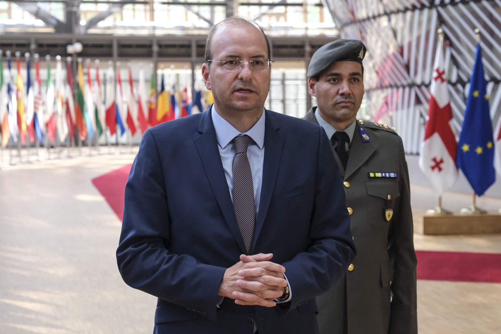 image Defence minister heads to Prague
