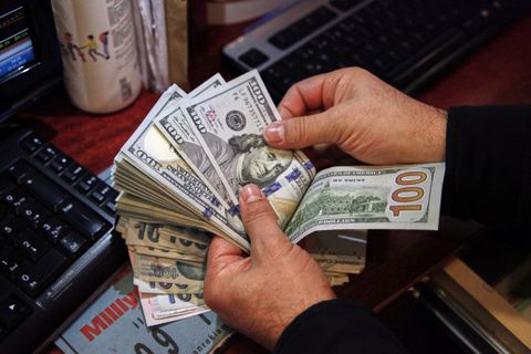 image Euro bounces off lows but heads for big weekly loss