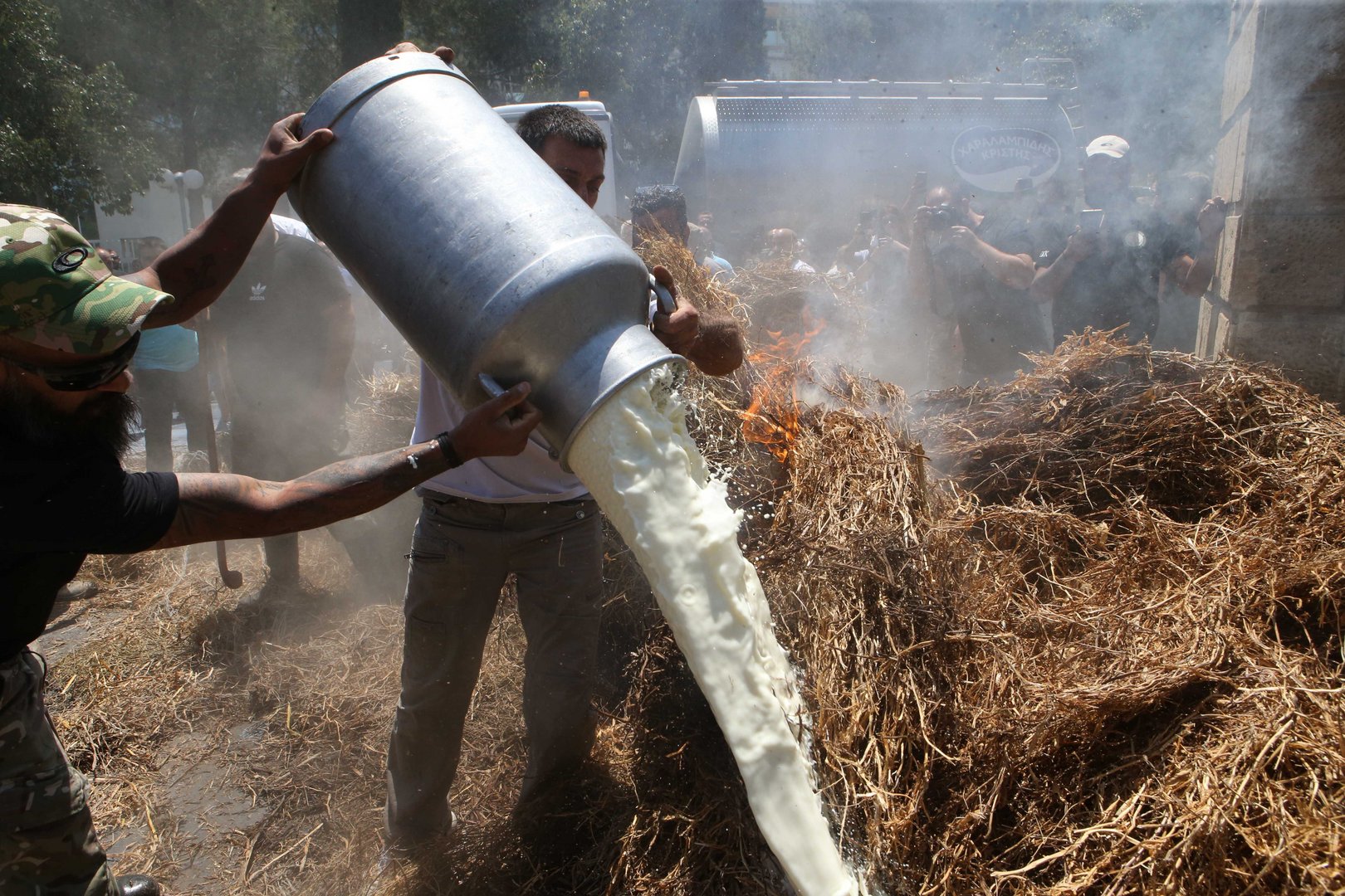 image Ugly scenes as farmers protest outside presidential palace (update 4, videos)