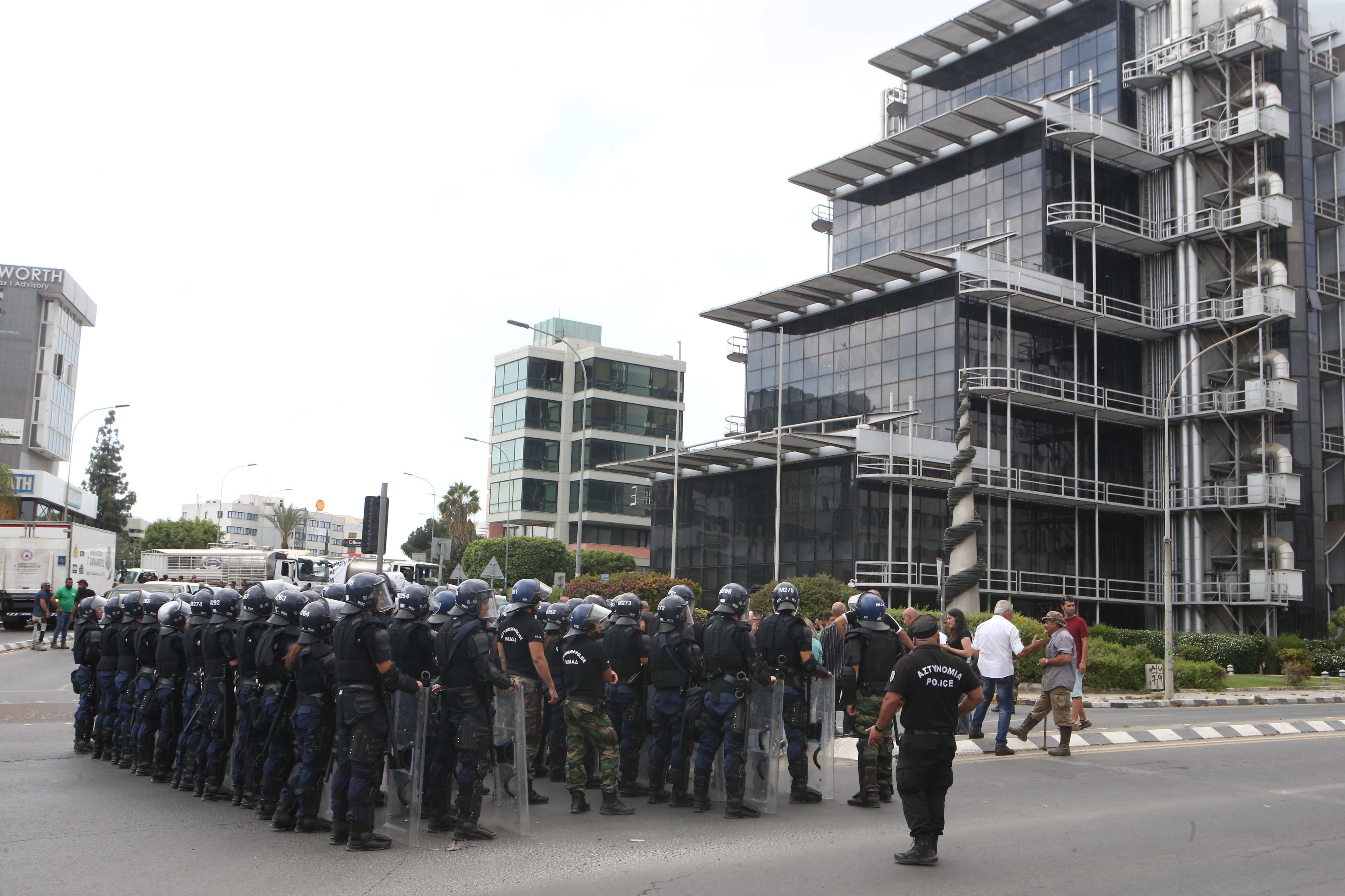 farmers 8 police