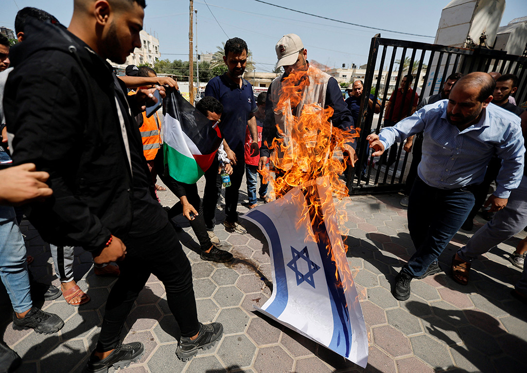 image Clashes at Jerusalem&#8217;s Al-Aqsa mosque before contested Israeli flag march