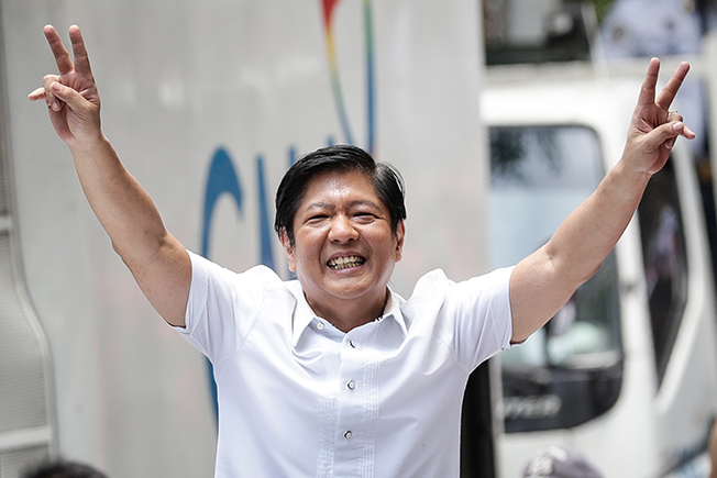 image Victims angry as son of dictator closes in on Philippine presidency