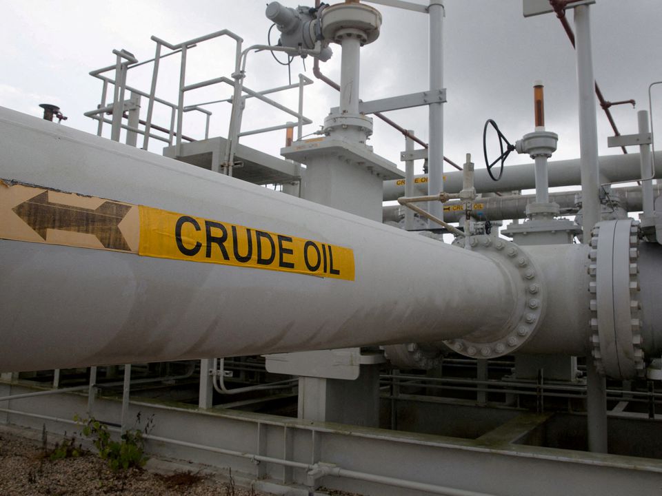image Oil supported by supply threats, but heads for weekly drop on demand fears
