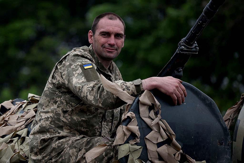 image Ukraine gets missiles, howitzers as Zelenskiy expects good news on arms