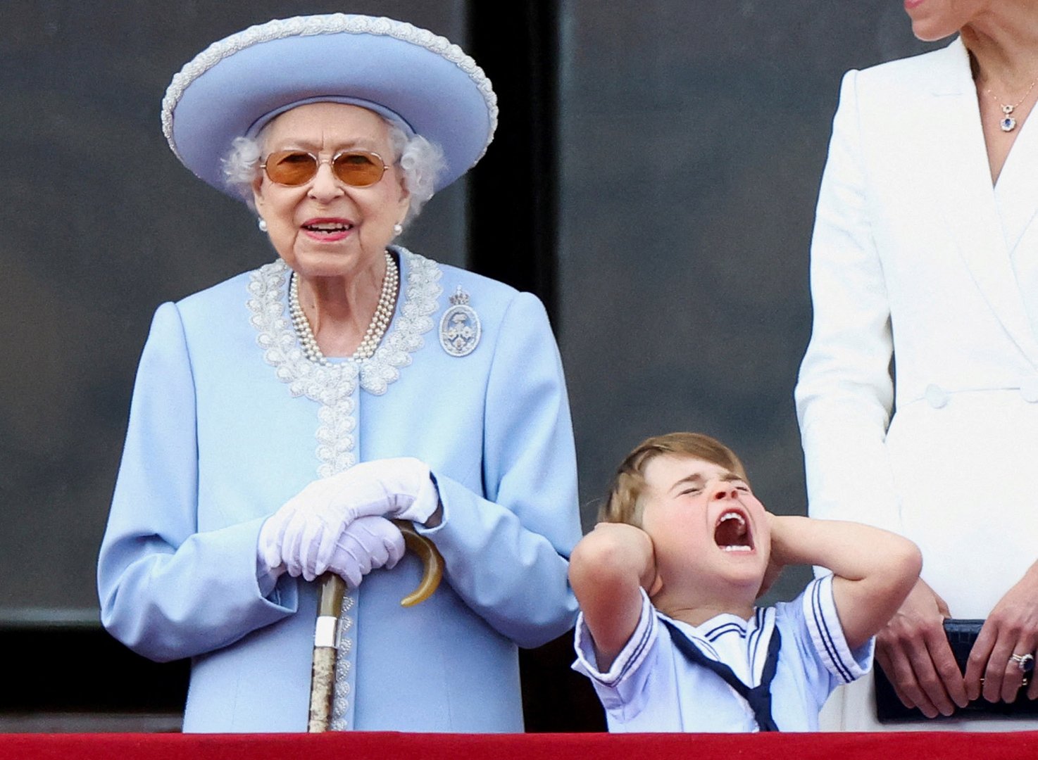 image Beaming Queen Elizabeth waves to Jubilee crowds, will miss Friday service