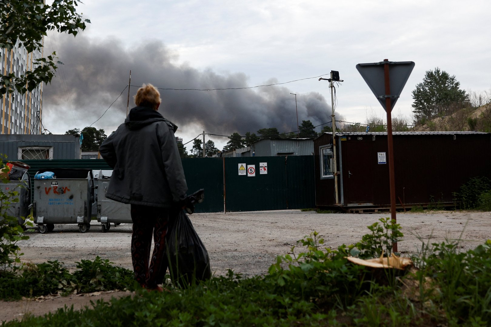 image Ukraine&#8217;s president travels close to frontline troops as Russia pushes them back