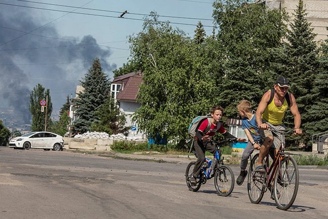 image Ukraine defies Russian ultimatum for eastern city, US sends more weapons to Kyiv
