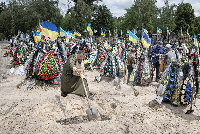 image WRAPUP-Ukraine forces struggle to evacuate civilians from embattled Sievierodonetsk