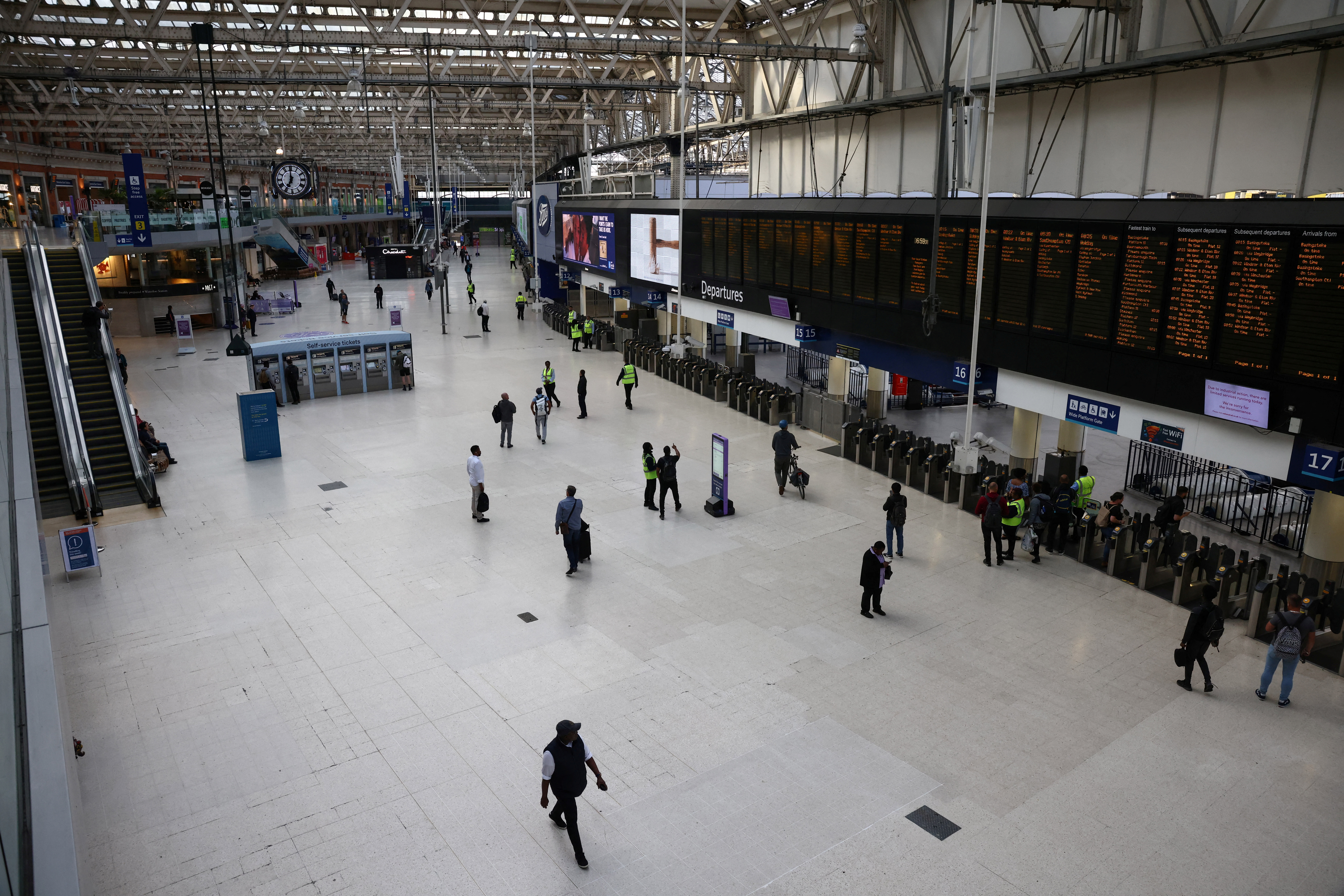 image Biggest rail strike in 30 years brings UK to standstill (Update)