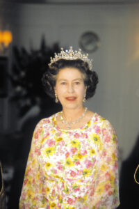 beauty2 the queen in bahrain in 1979