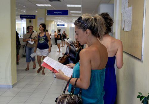 image Trade unions agree on low-paid civil servant raises