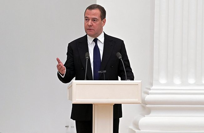 image Russia&#8217;s Medvedev suggests US should beg for nuclear arms talks