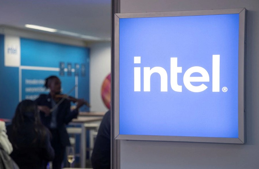 image Intel freezes hiring in PC chip division for at least two weeks