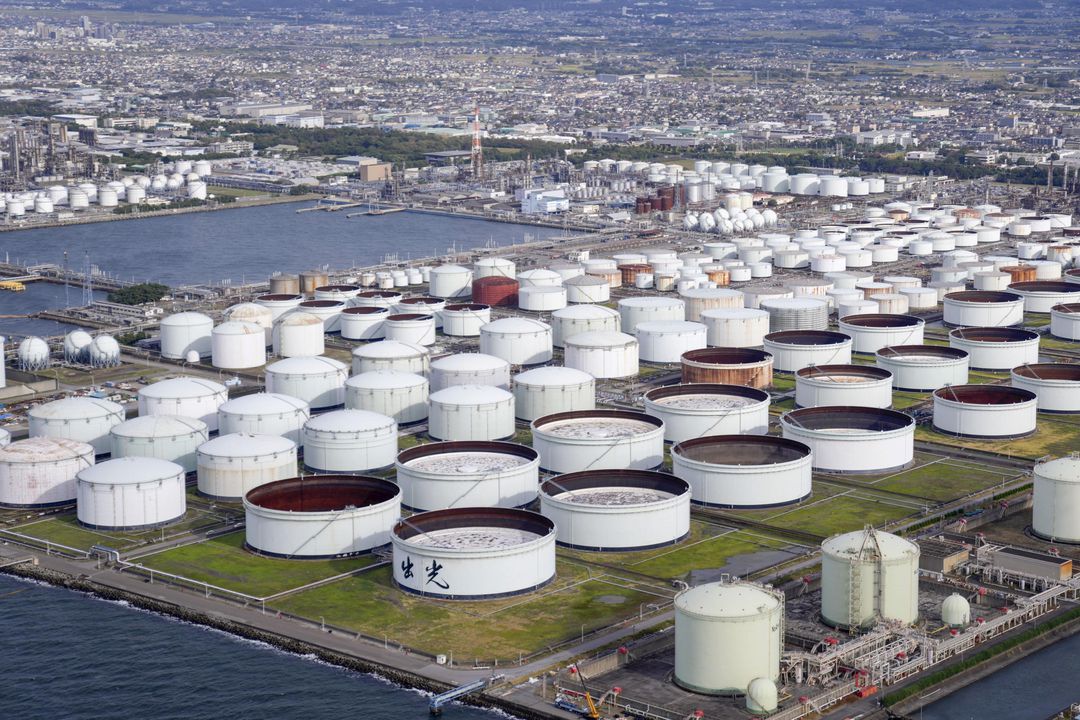 image Oil slumps 5 per cent on recession concerns, US gasoline price drop