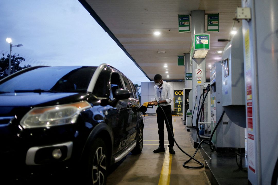 image Oil edges higher; market wary of US inflation data