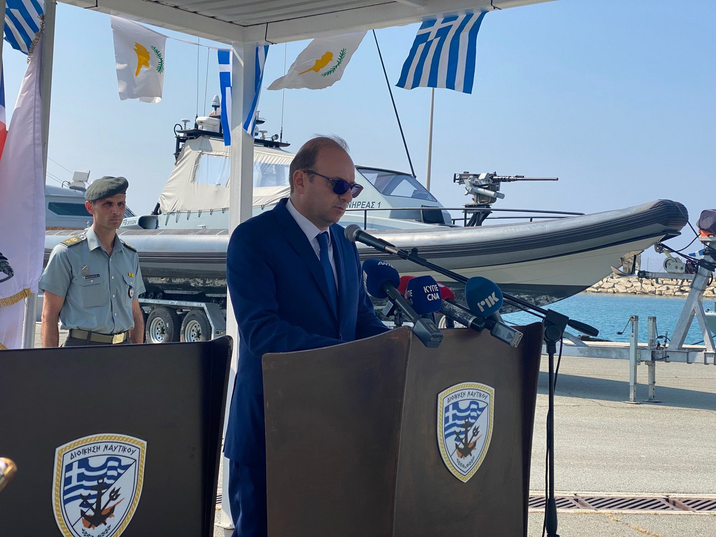 image Minister congratulates navy’s new frogmen