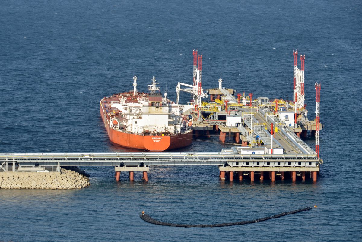 image Russia hikes oil exports from major Eastern port to help offset EU ban