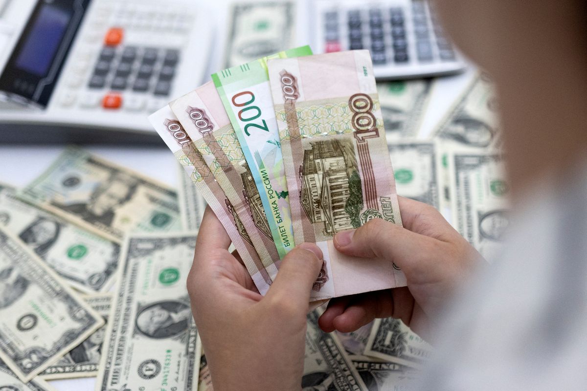image Russian rouble weakens ahead of Putin address to parliament