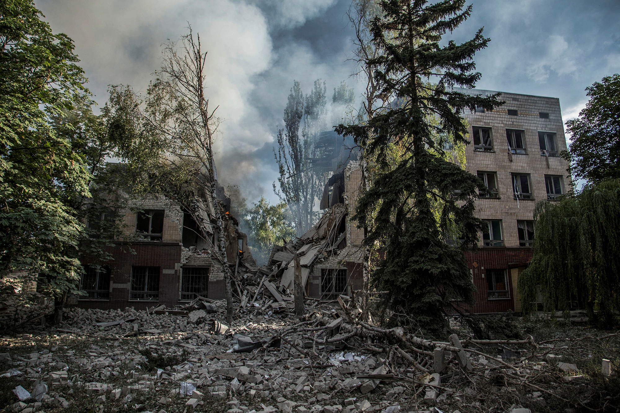 image Ukraine withdraws from battered Lysychansk city; Russia claims major victory