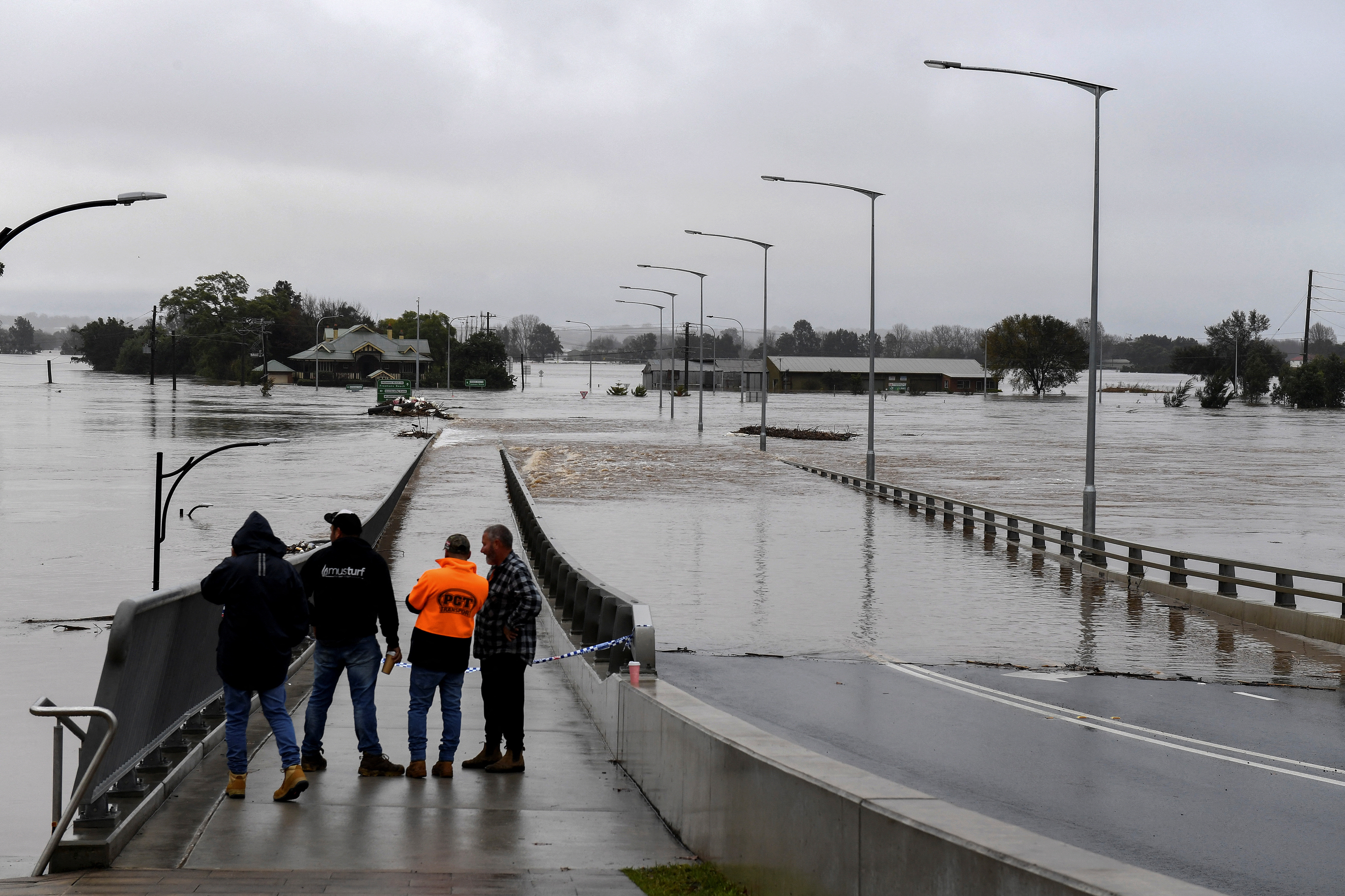 image Tens of thousands Sydney residents told to evacuate as rains flood suburbs (V)