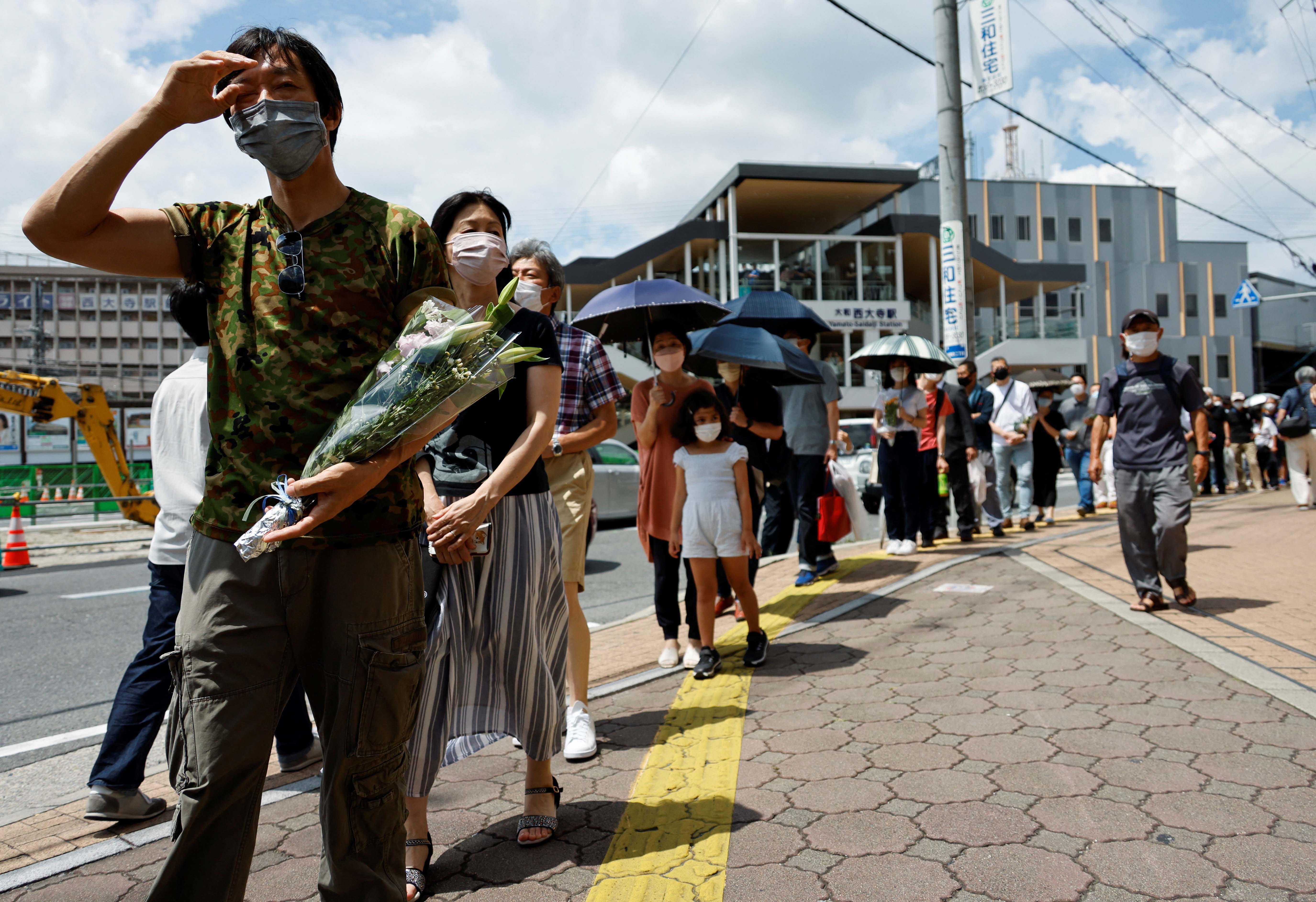 image Japanese mourn ex-PM Shinzo Abe a day after his assassination
