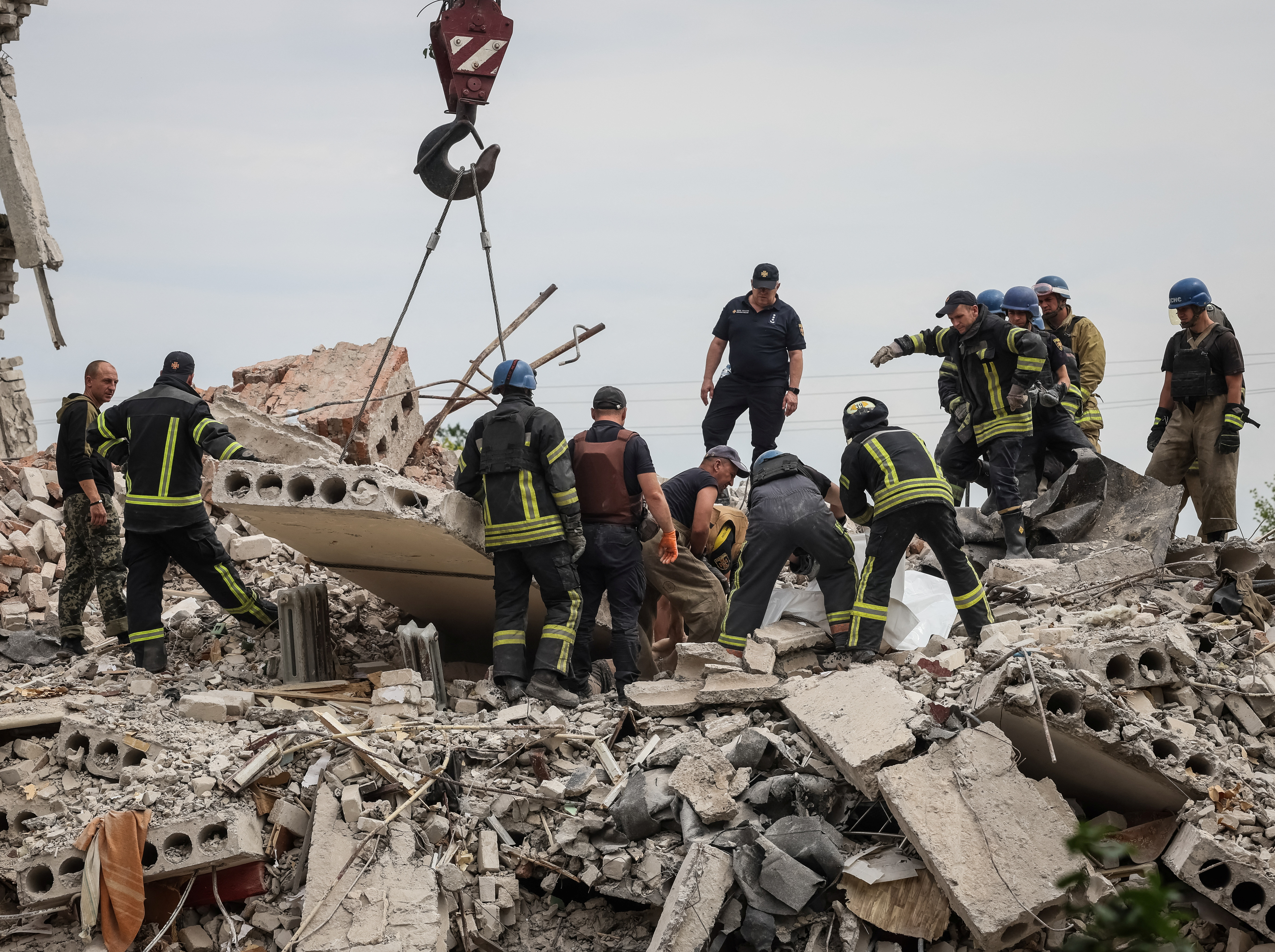 image Dozens feared trapped after Russian strike on Ukraine apartment building