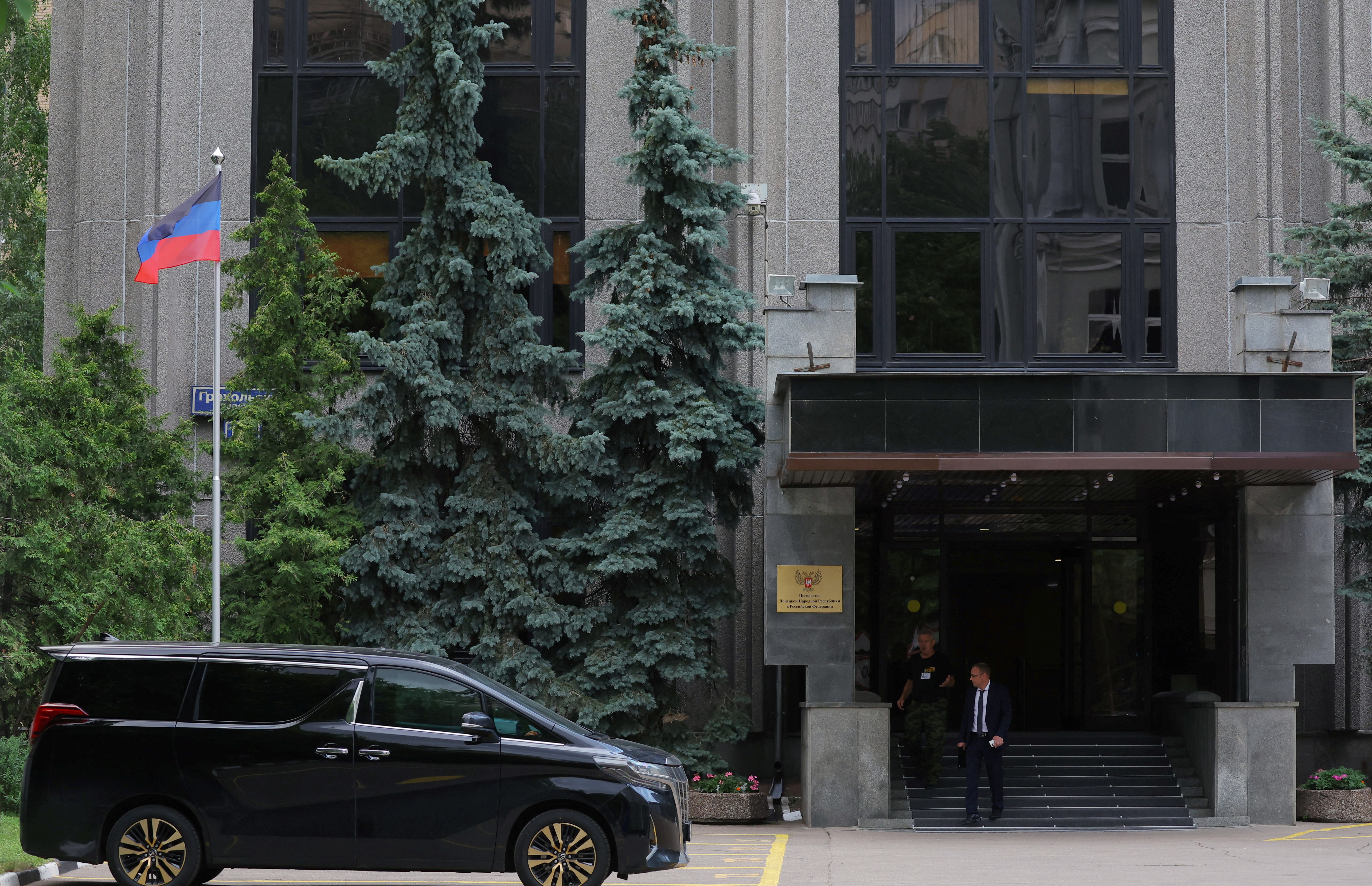 image Breakaway east Ukraine territory defends death penalty as it opens Moscow embassy