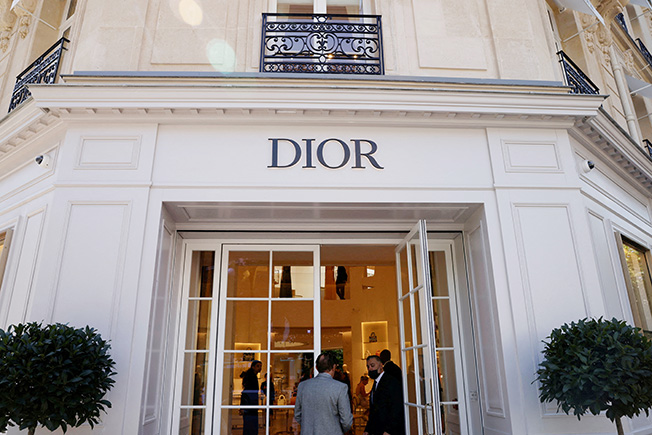 image American tourists splurge in Paris boutiques as euro slides