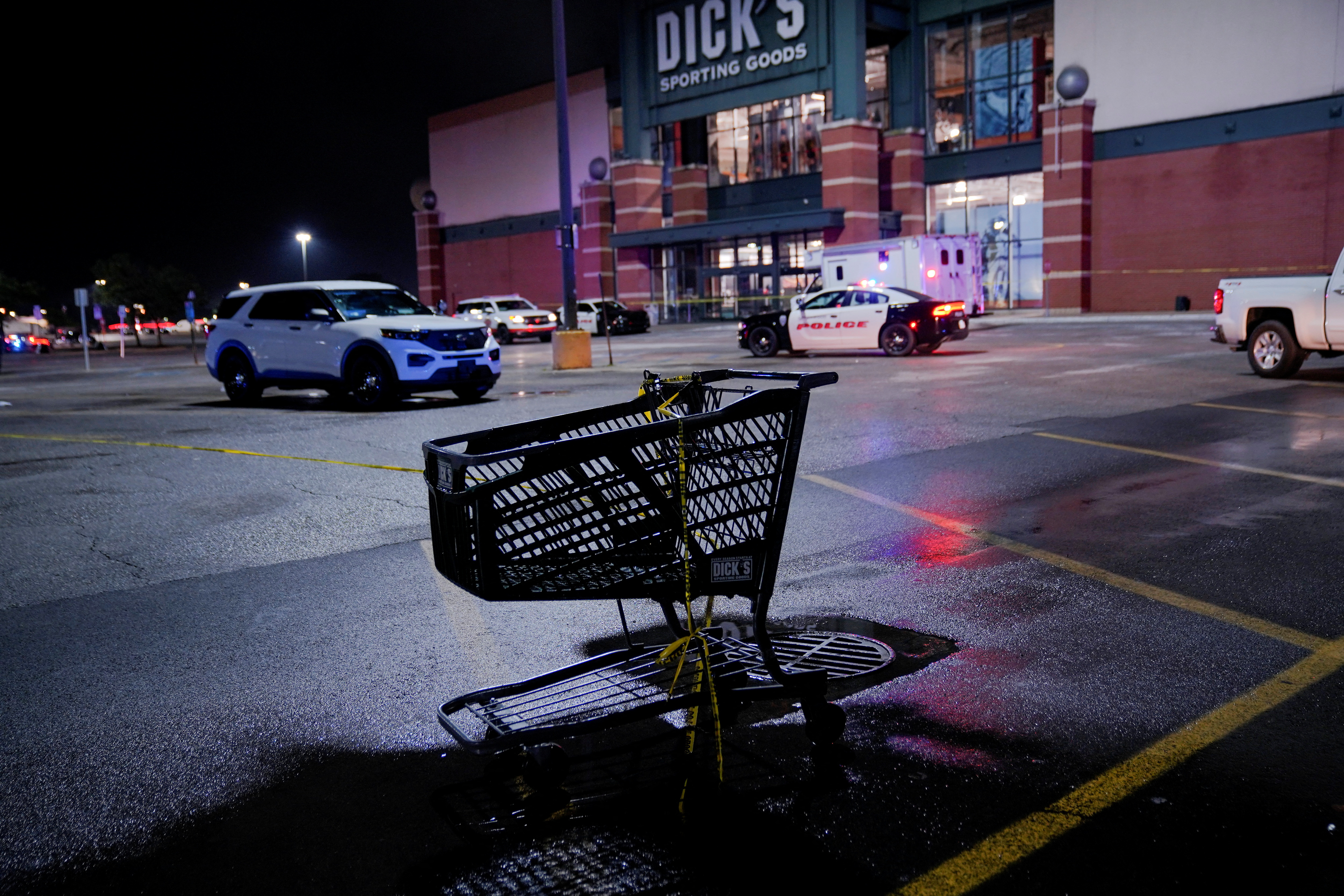 image Gunman kills three in Indiana mall before being shot by armed bystander