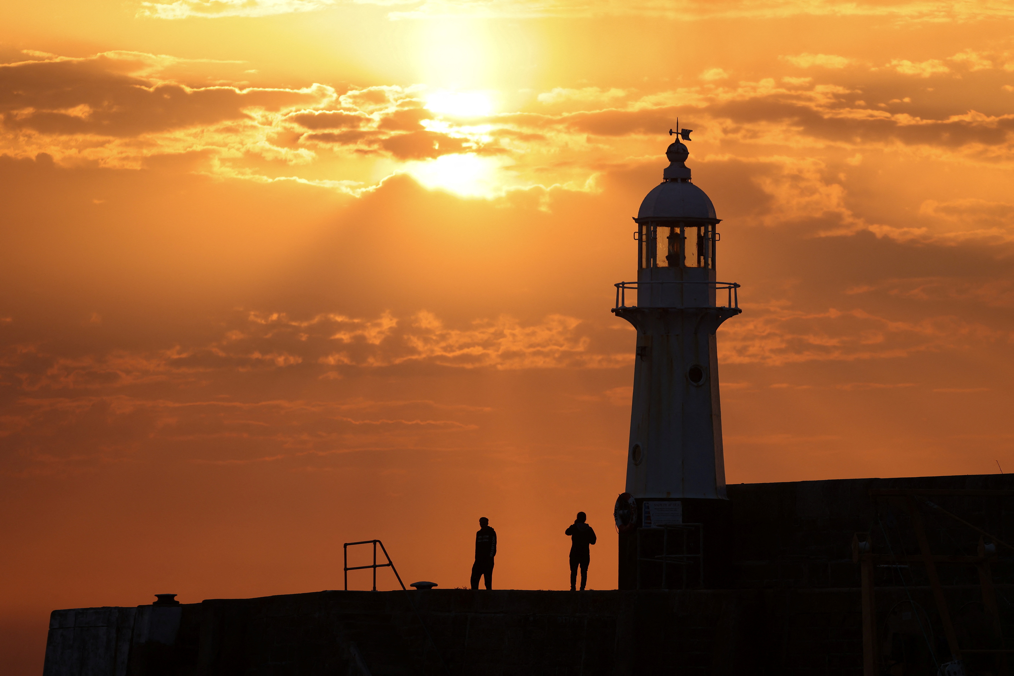 image Britain and France on course for hottest day on record
