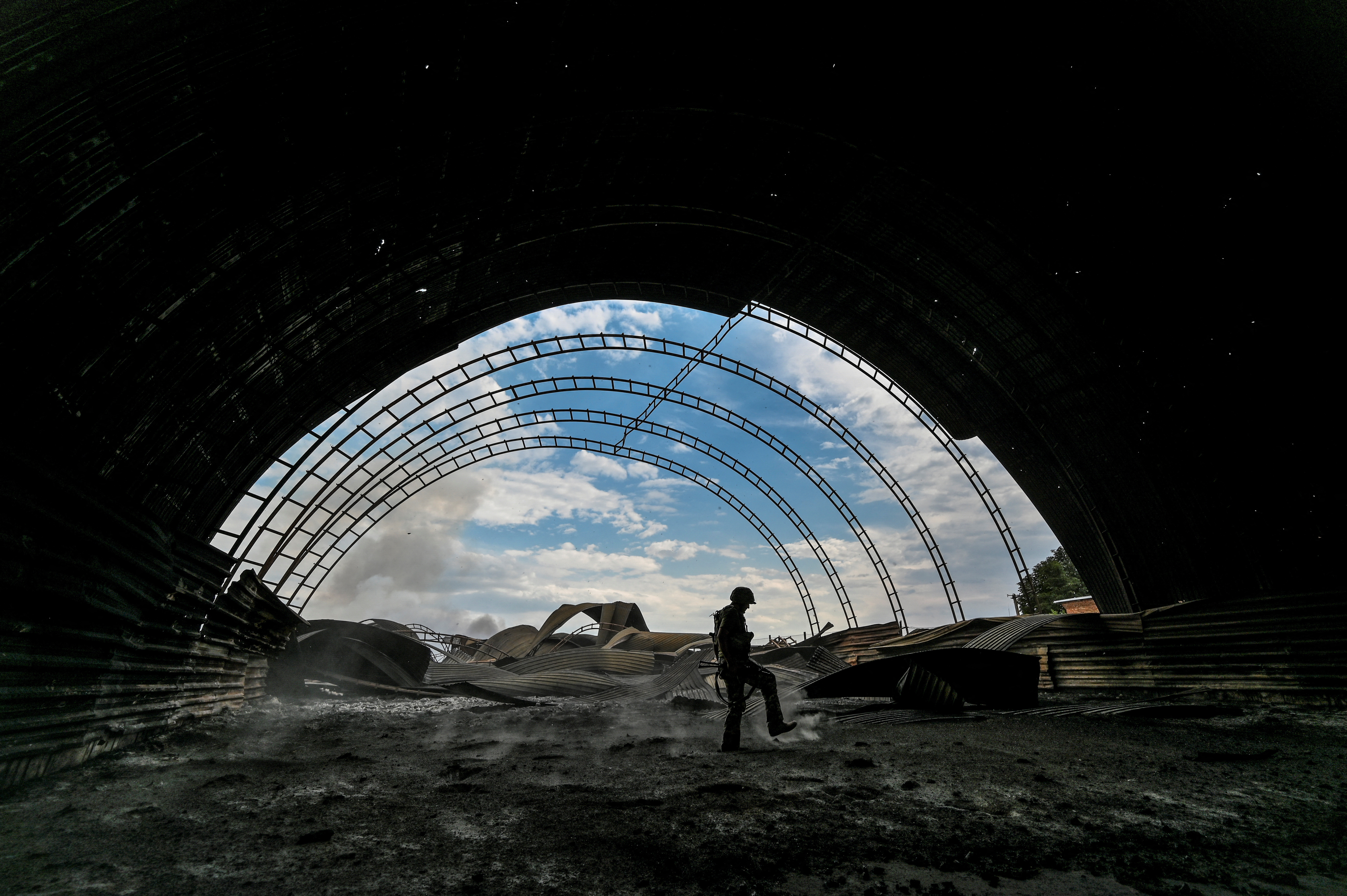 image Ukrainian farmers rush to harvest grain from fields near frontline