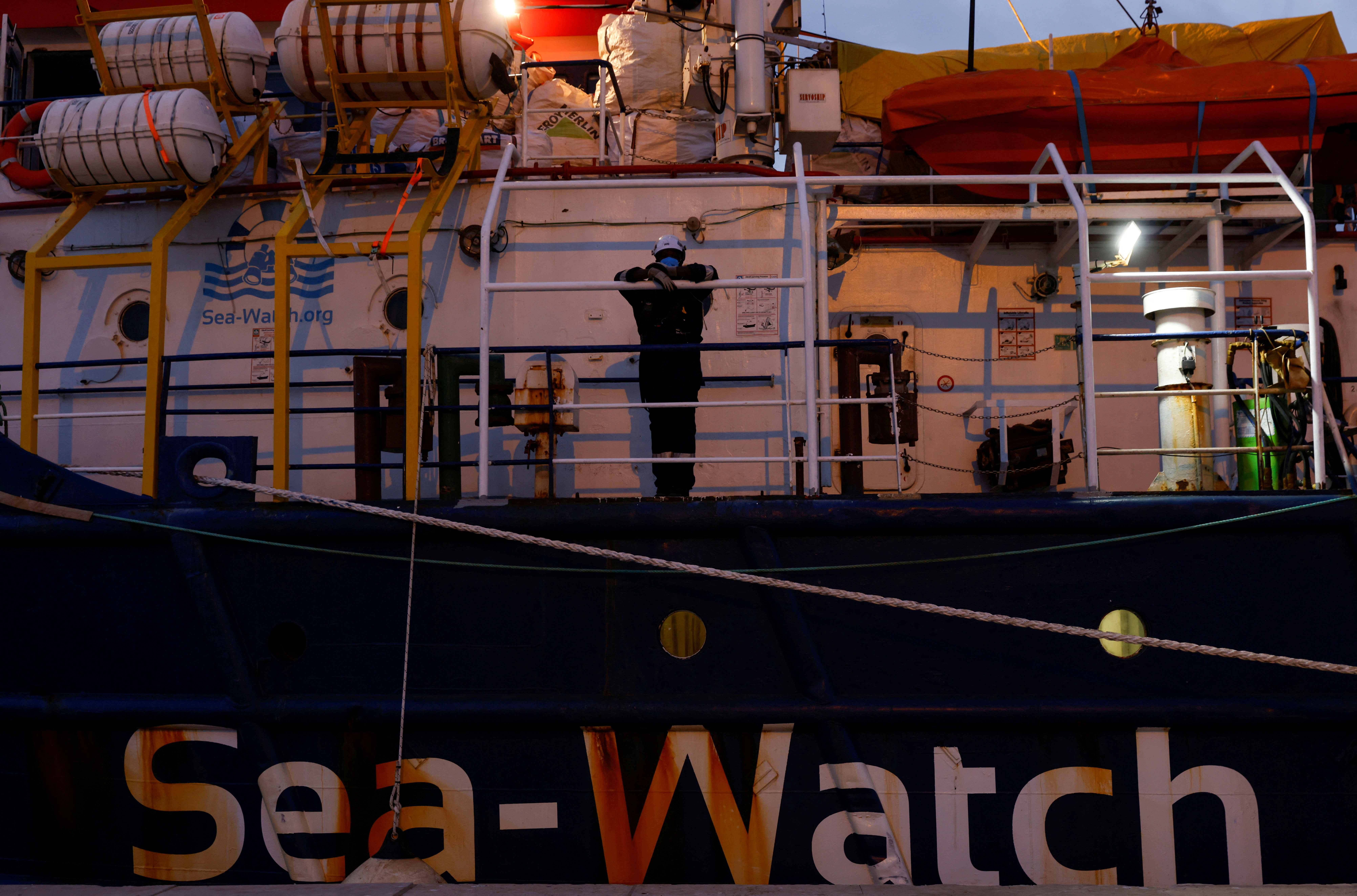 image Almost 700 migrants rescued off the Italian coast, 5 found dead
