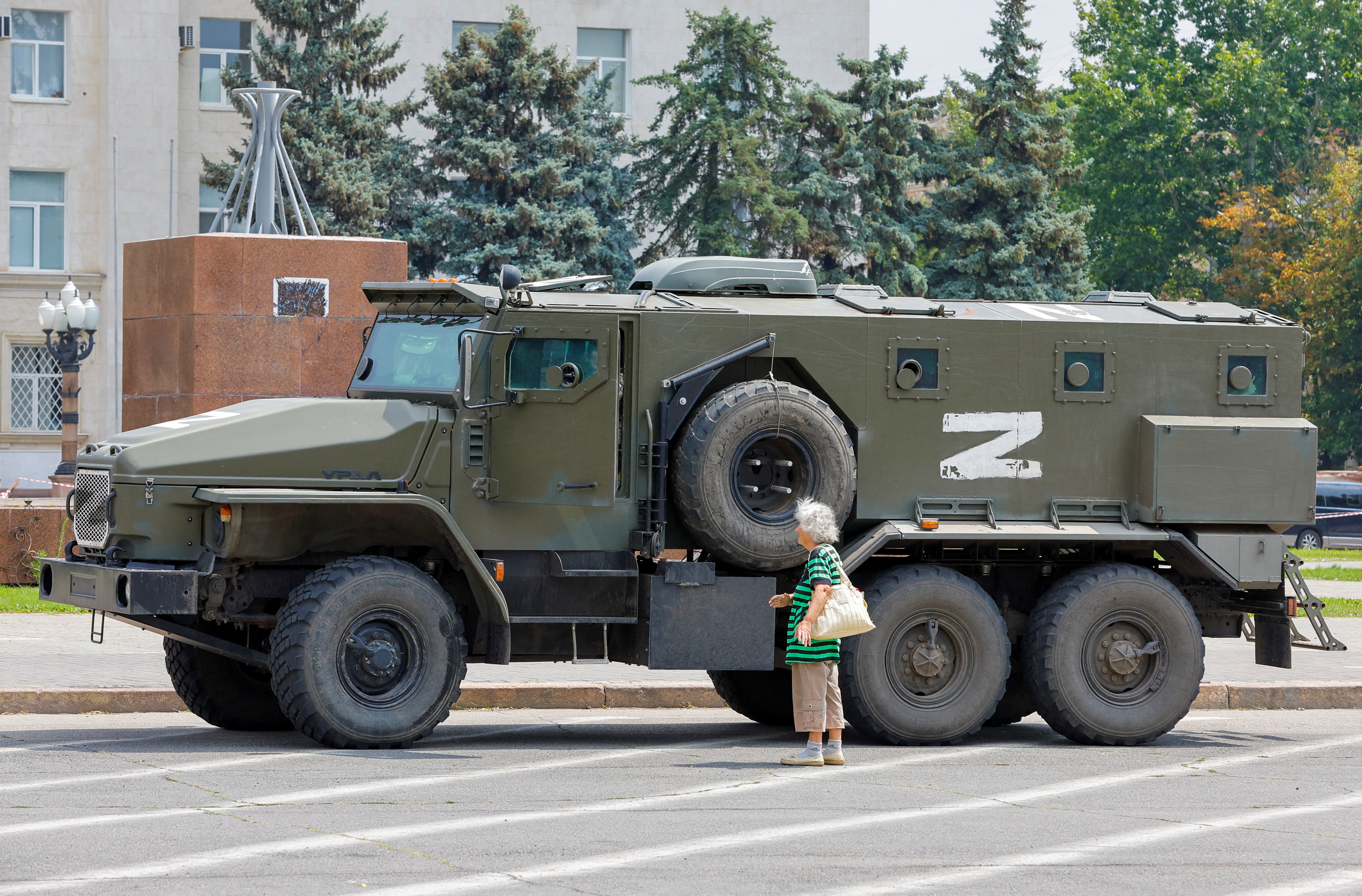 image Ukraine steps up drive to retake Russian-controlled south with air strikes (Updated)
