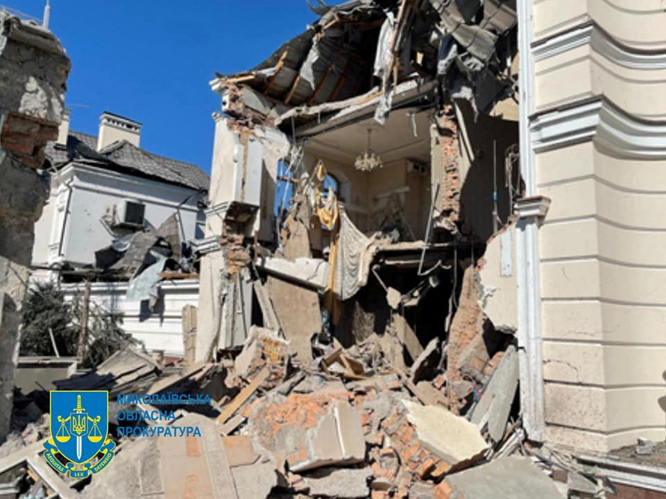 image Russia hits southern Ukraine city, killing grain exporter, governor says