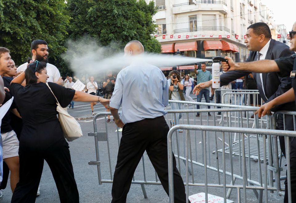 image Tunisian police disperse protesters with pepper spray and sticks