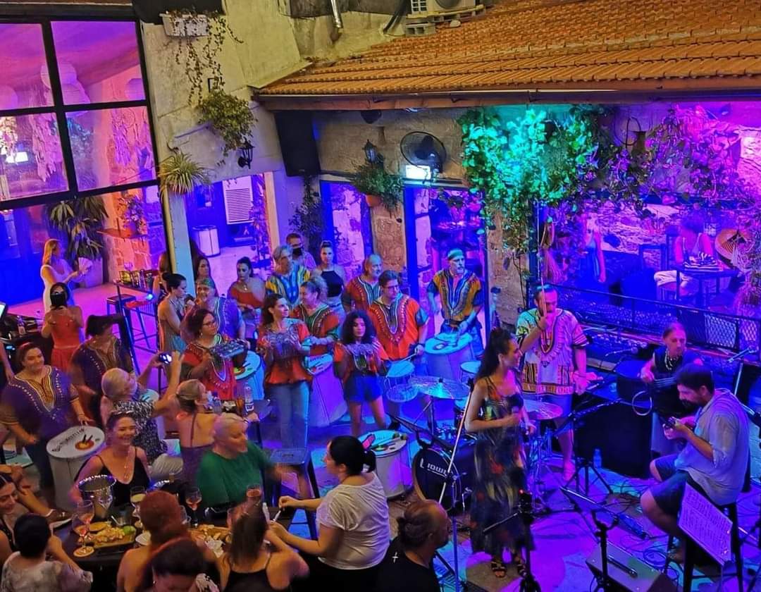 image Dancing to the rhythms of Samba