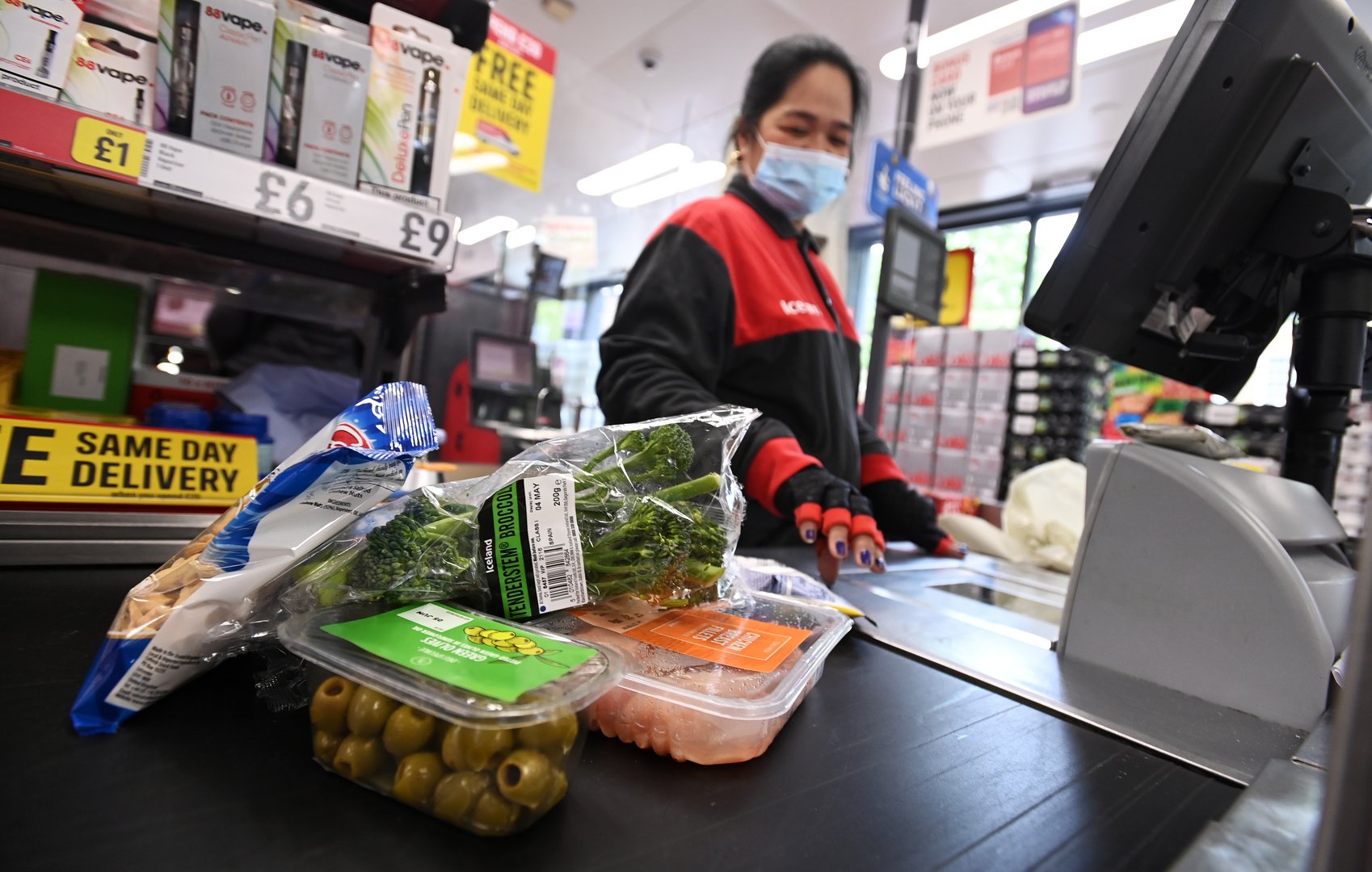 image UK inflation strikes new 40-year high of 9.4% in June