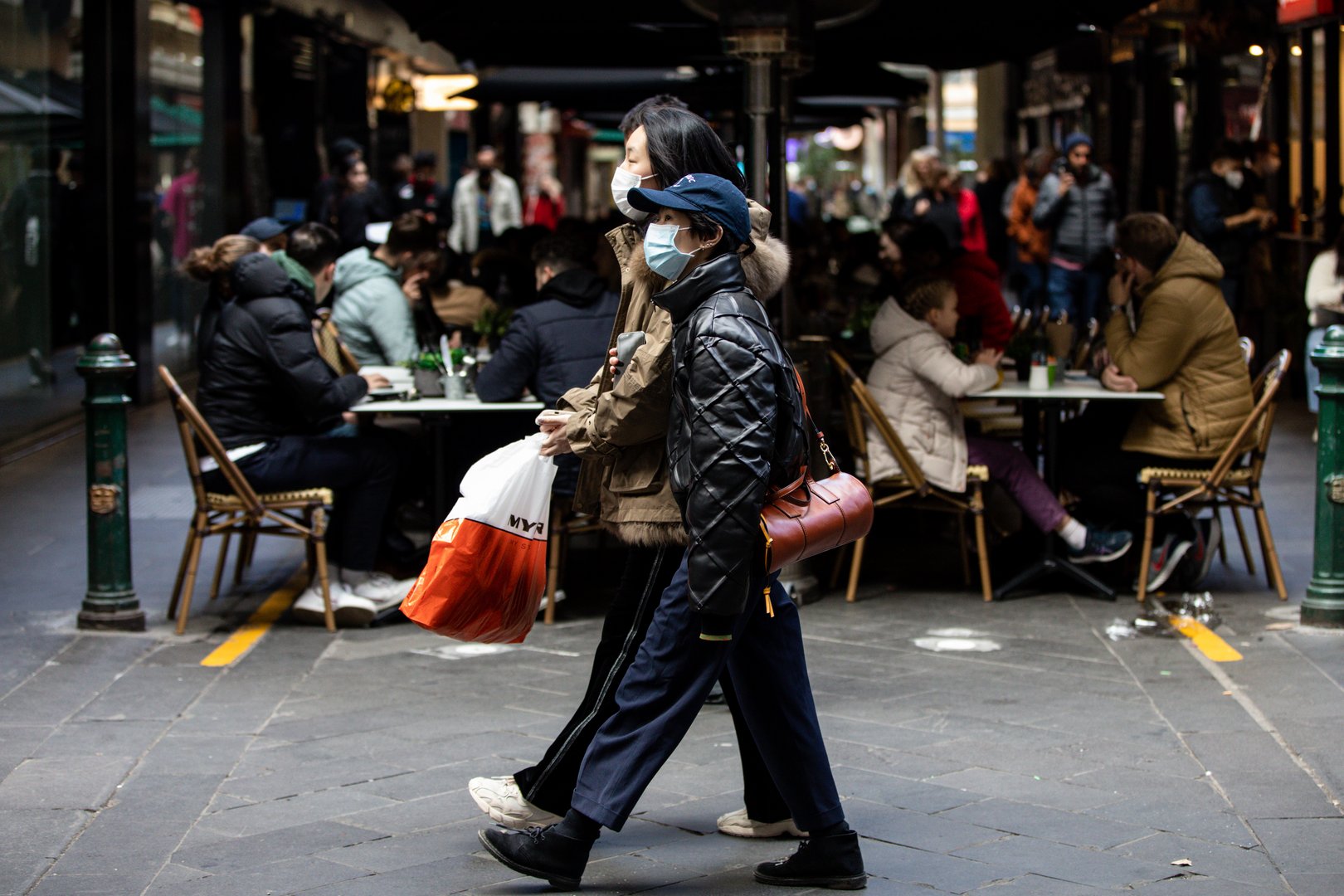 image Australians urged to work from home as winter Omicron wave swamps hospitals